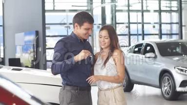 幸福的<strong>爱人</strong>拥抱在他们的新豪华汽车附近的经销商。